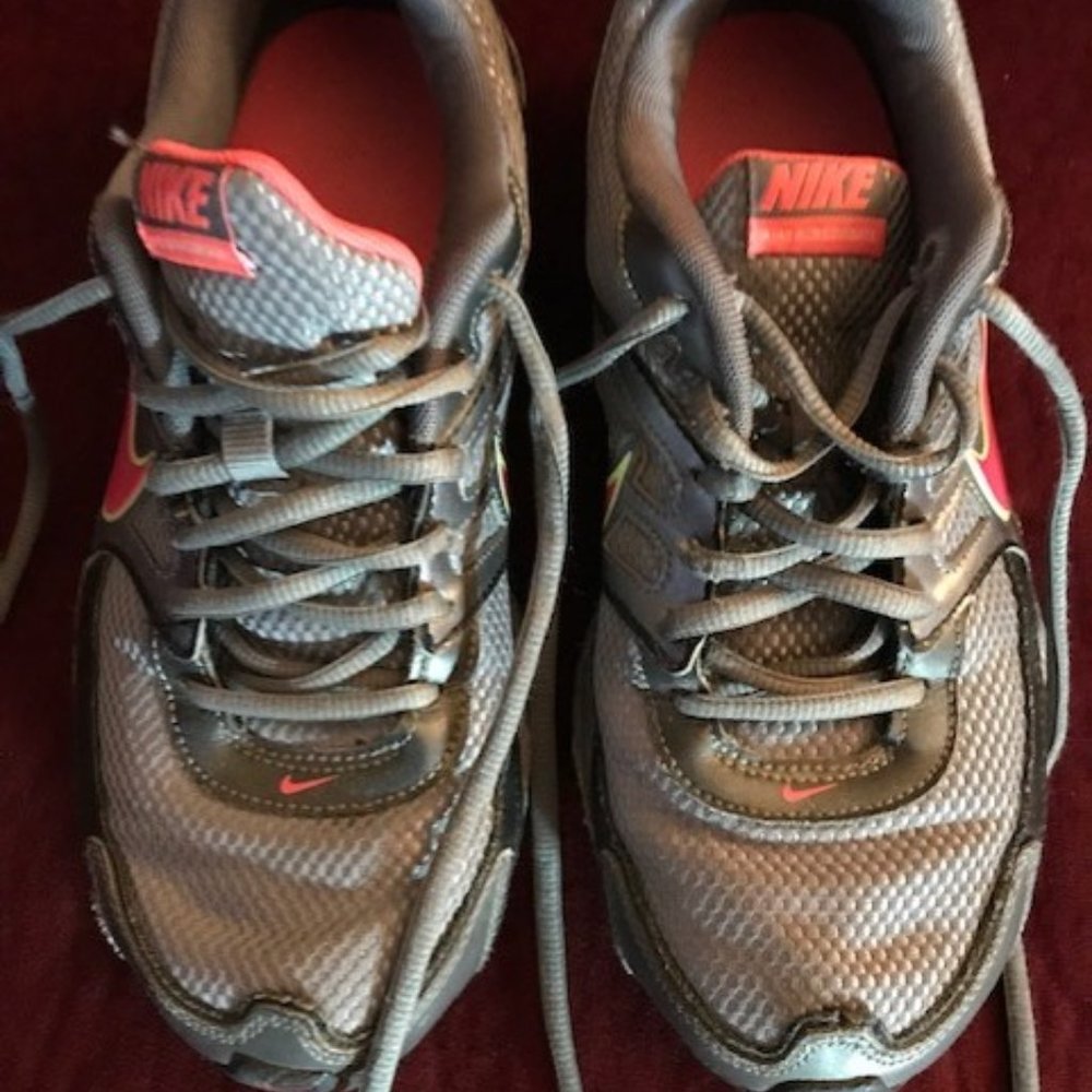 Nike Womens Reax Run Dominate Gray Pink Size US 7.5